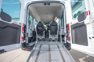 Der Krankenfahrdienst mit Tragestuhl und Rollstuhl Rampe